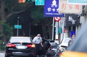 荆门台当局这个单位的公车，给了狗了